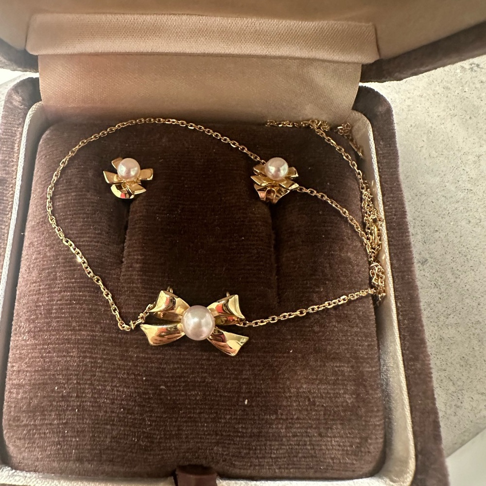 Mikimoto Bow 18k Gold and Pearl Necklace and Earrings Set